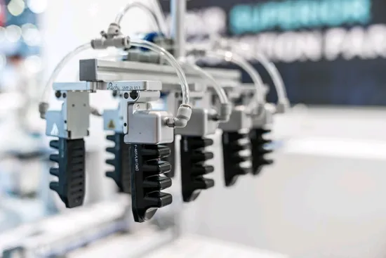 Pinza adaptable neumática flexible de tres dedos